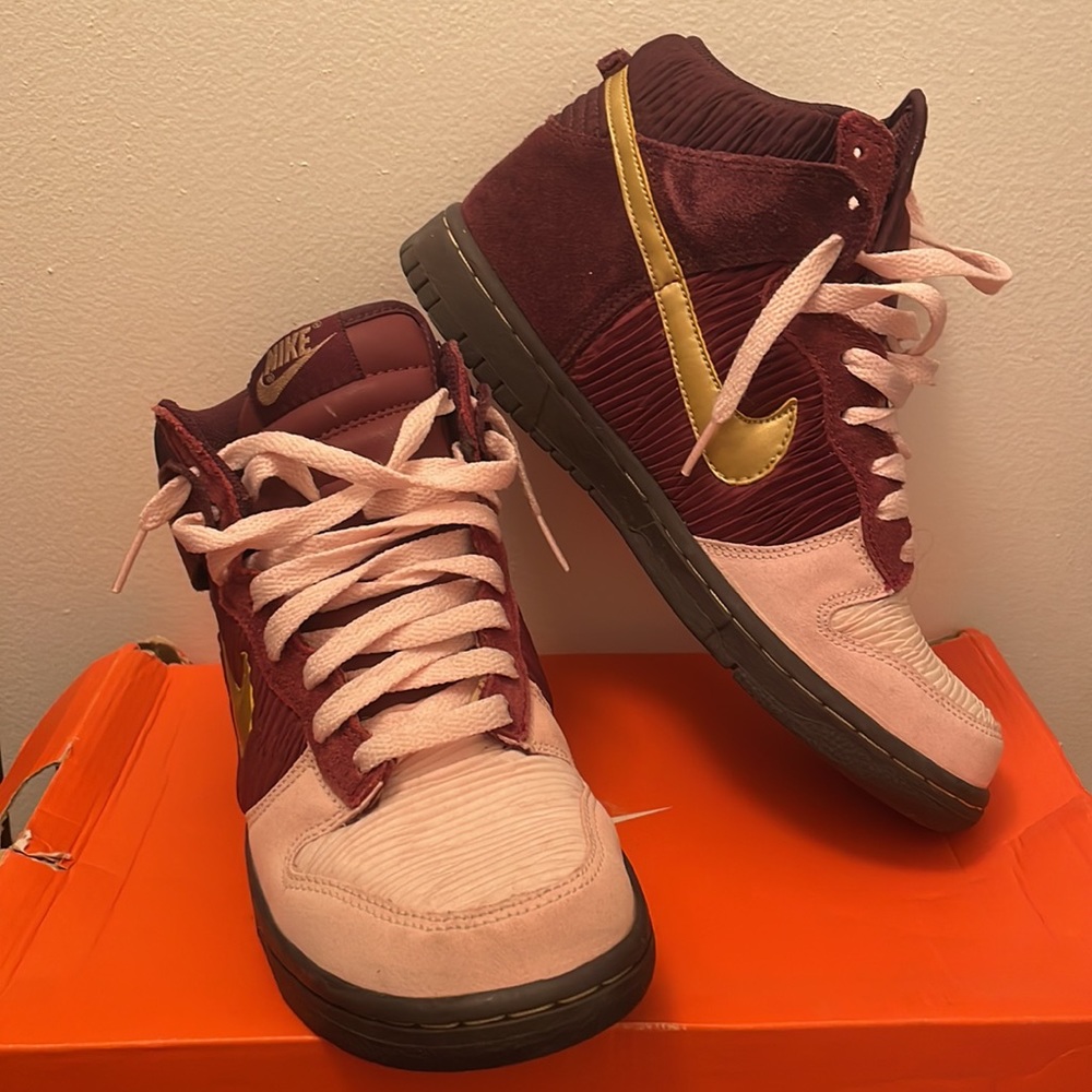 Dunk High burgundy & pink with gold check size 5.5Y